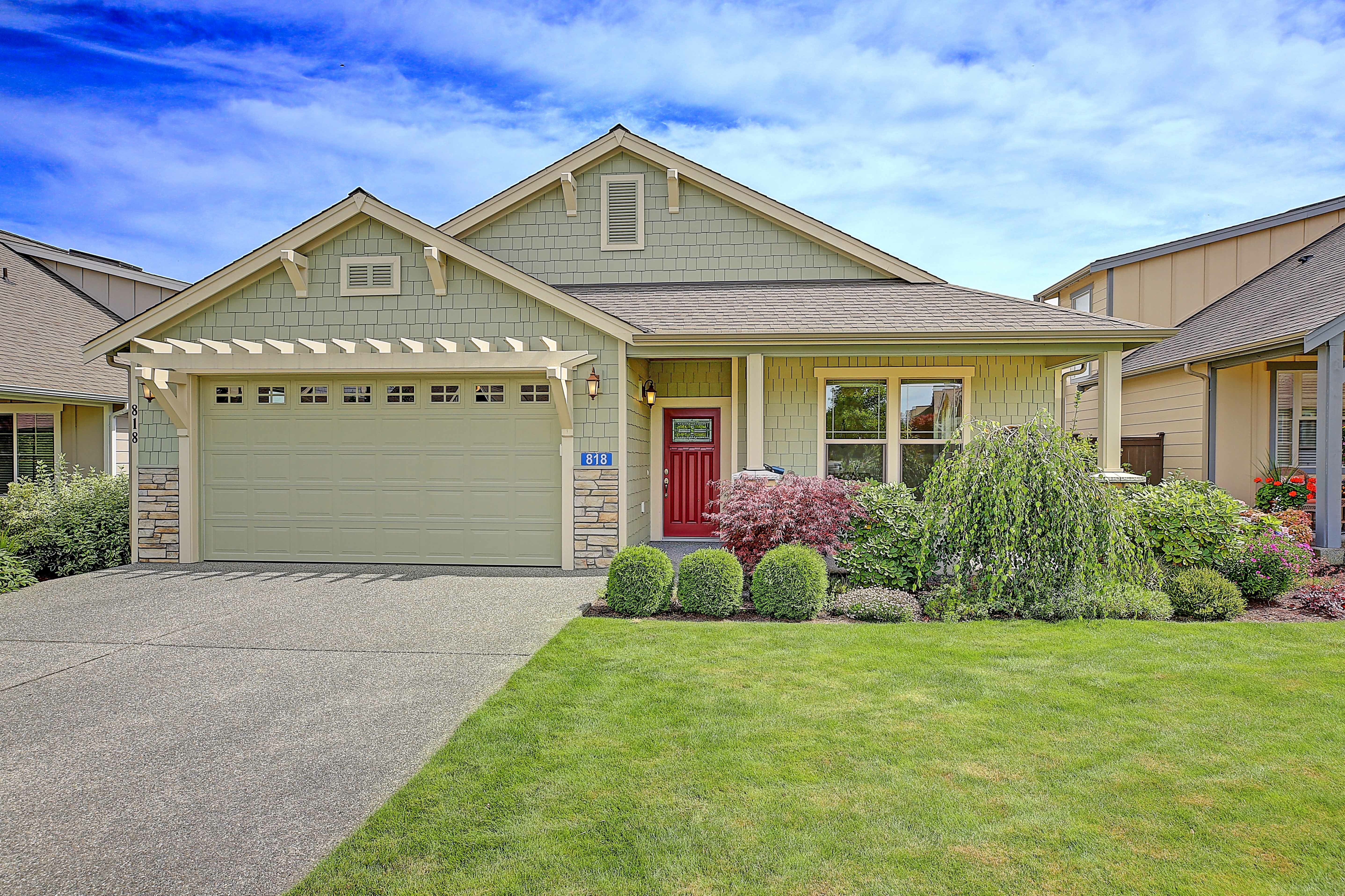 Property Photo:  818 Hickory Place  WA 98274 