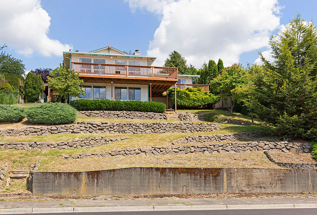 Property Photo:  720 Cedar Ave S  WA 98057 