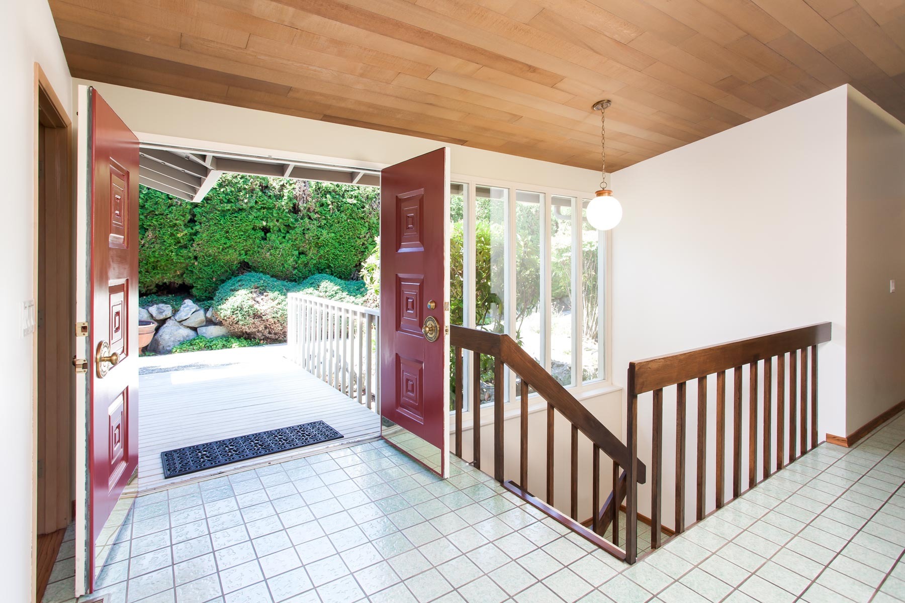 Property Photo: Foyer 9355 Mercerwood Dr  WA 98040 