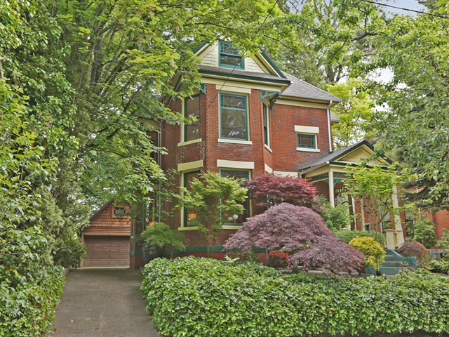 Property Photo:  3949 SE Taggart St  OR 97202 