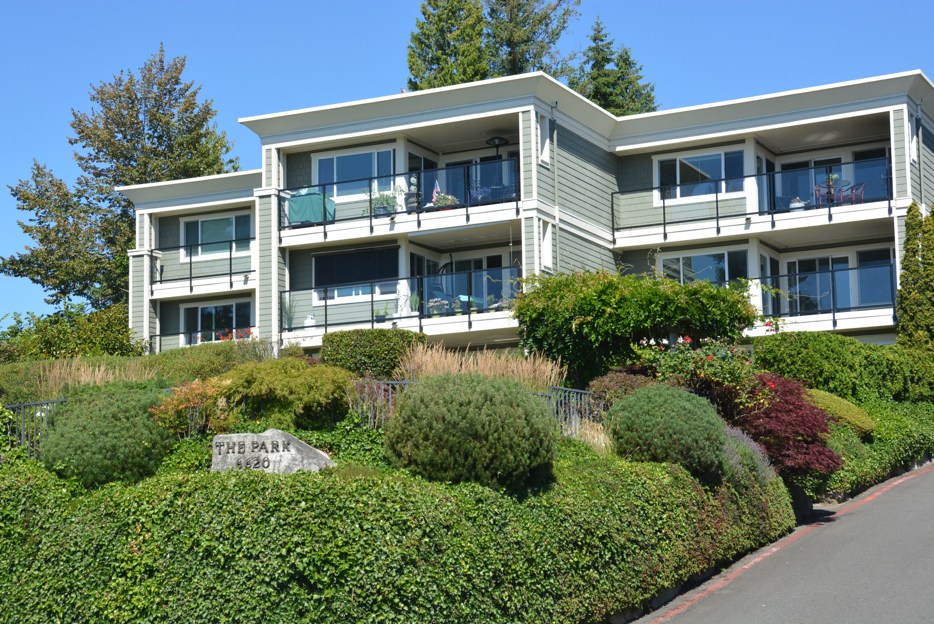 Property Photo:  6620 Lake Washington Blvd NE 102  WA 98033 