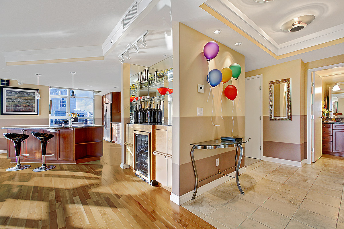 Property Photo: Entry 1420 Terry Ave 2504 WA 98101