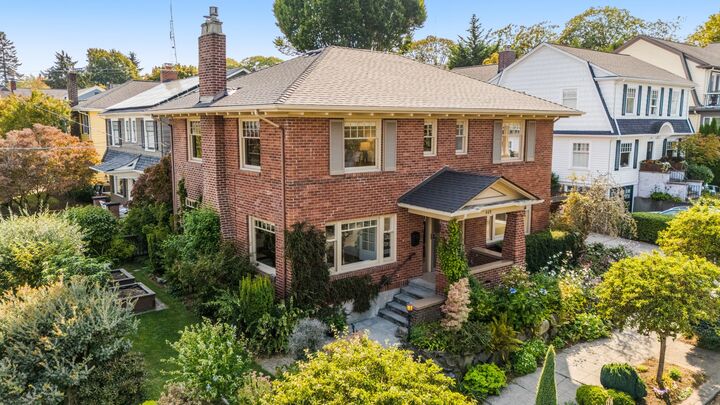 Property Photo:  469  Lynn Street  WA 98109 