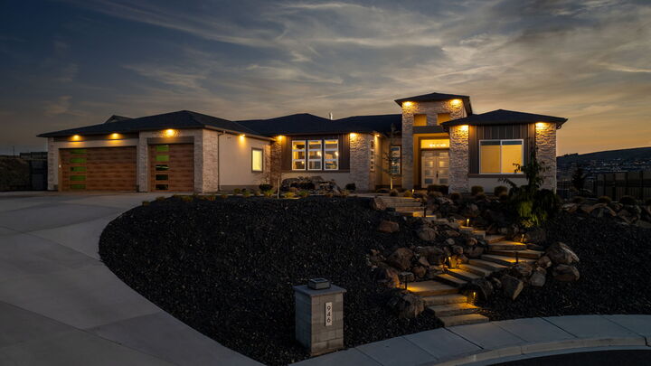 Property Photo:  946 Heidel Ct  WA 99352 