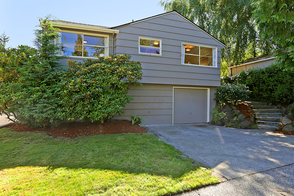 Property Photo:  711 W Bertona St  WA 98119 