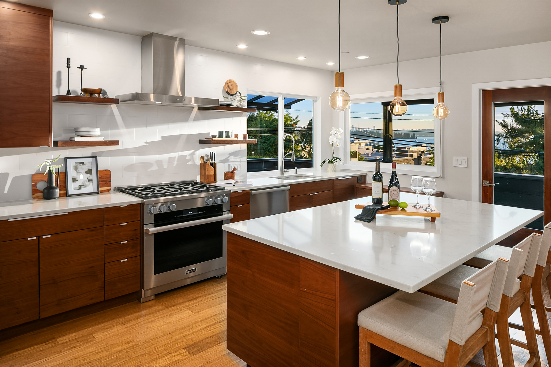 Property Photo: 5802 Lakeview Drive WA 98033