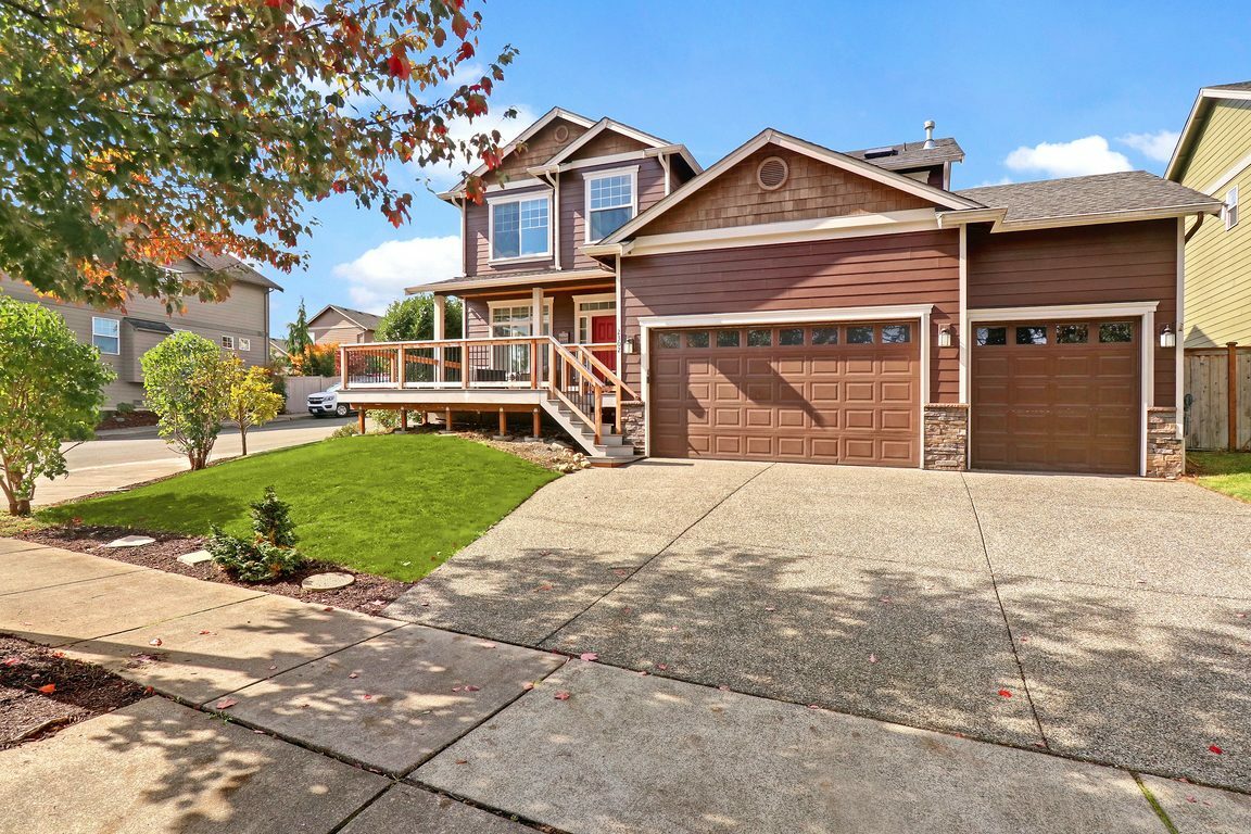 Property Photo:  2302 Pine Ave  WA 98290 