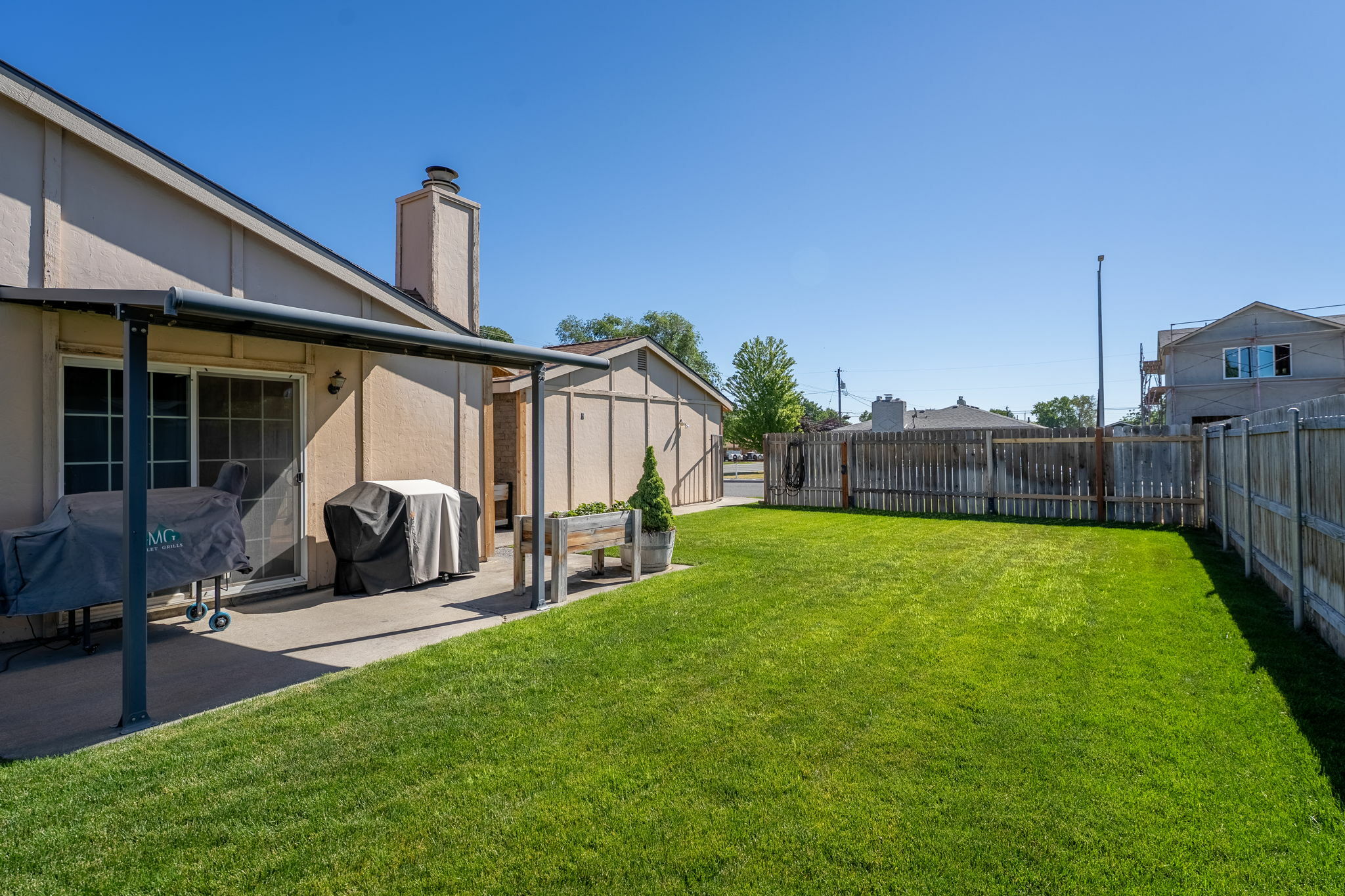 Property Photo: 404 S Quillan Pl WA 99336
