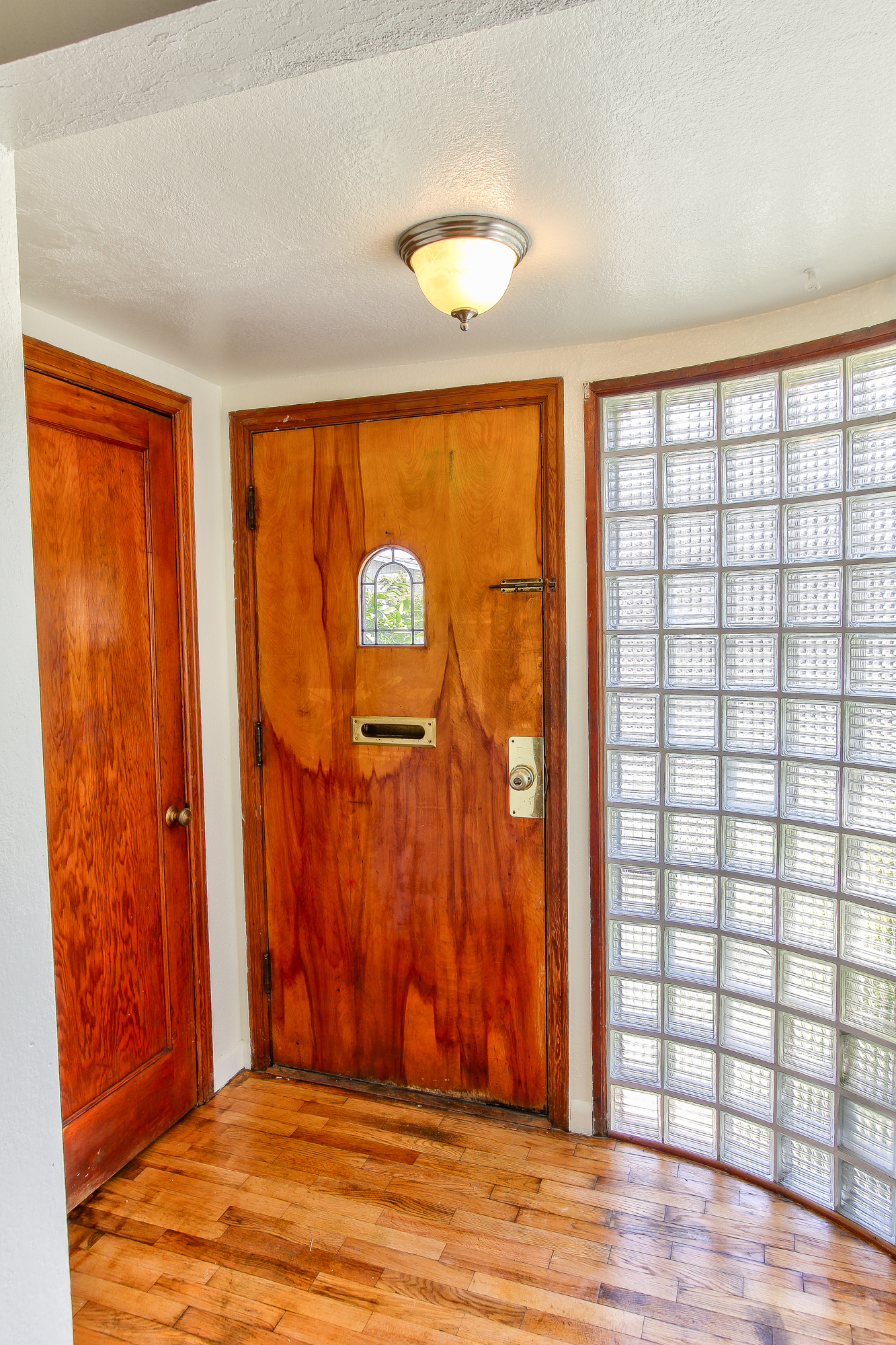 Property Photo: Foyer/living room 1119 S 12th St  WA 98274 