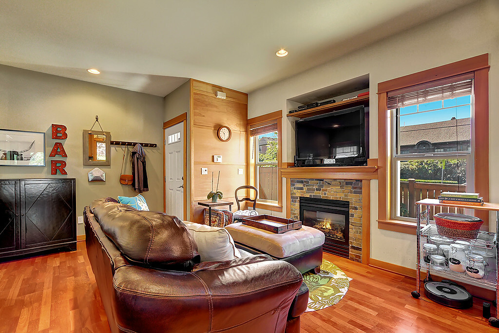 Property Photo: Living room/kitchen 1700 E Columbia St  WA 98122 