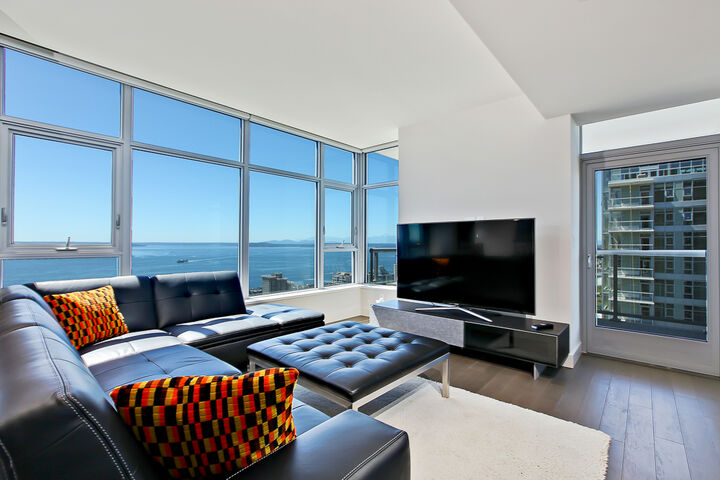 Property Photo: Living room 588 Bell St 3806S WA 98121