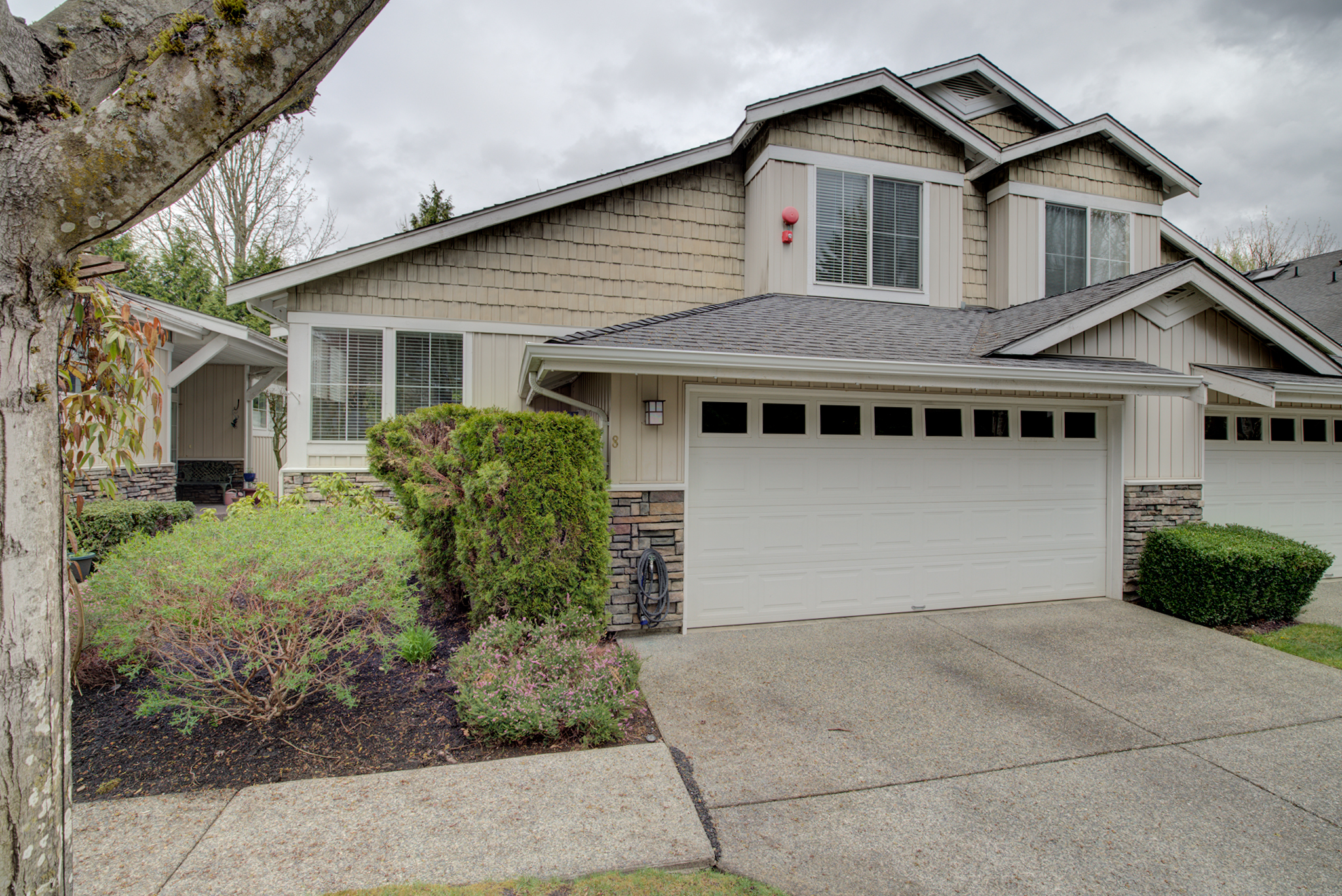 Property Photo:  120 Newport Wy NW 8  WA 98027 