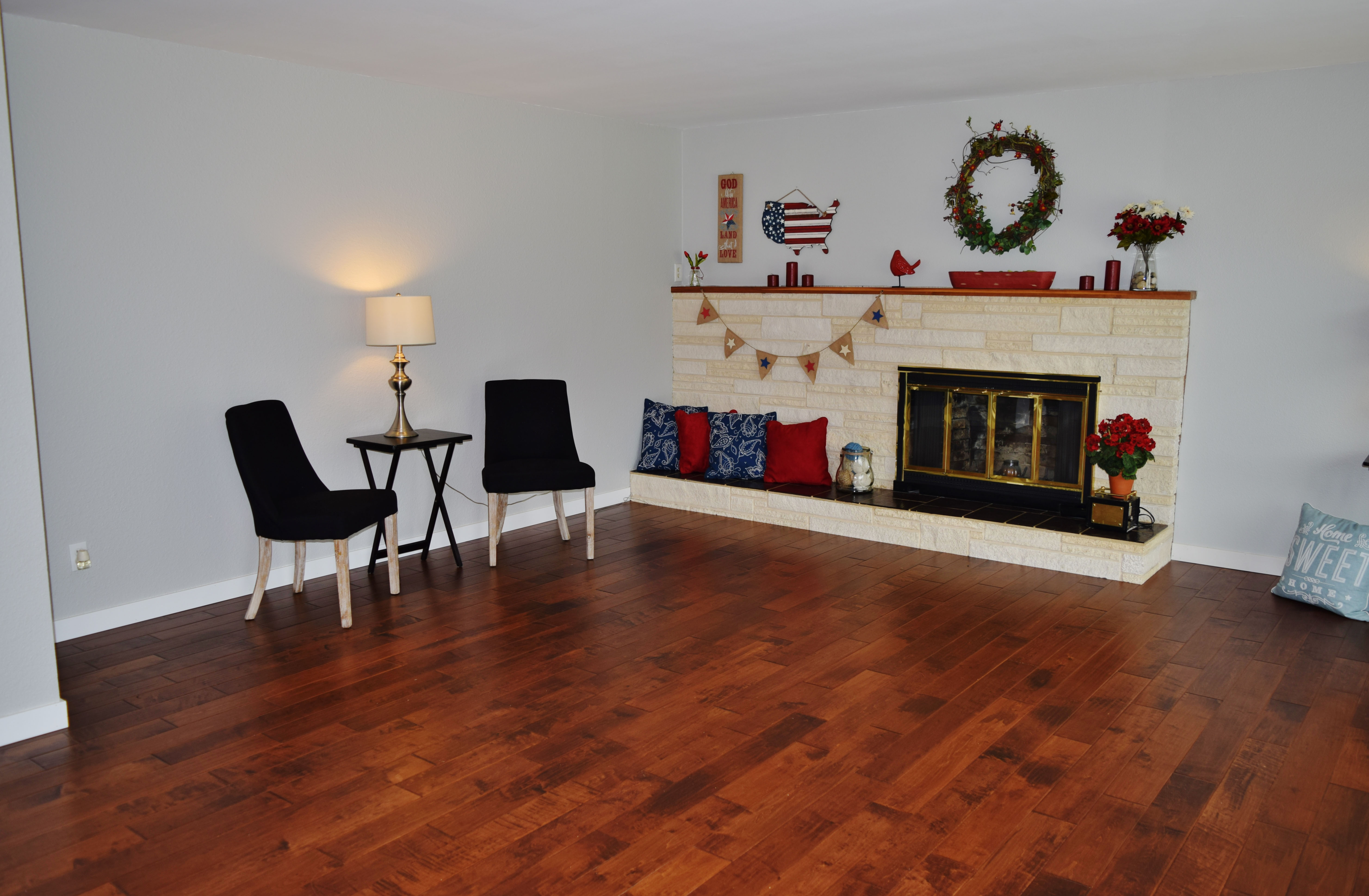 Property Photo: Living room 1020 Glenning St WA 98264