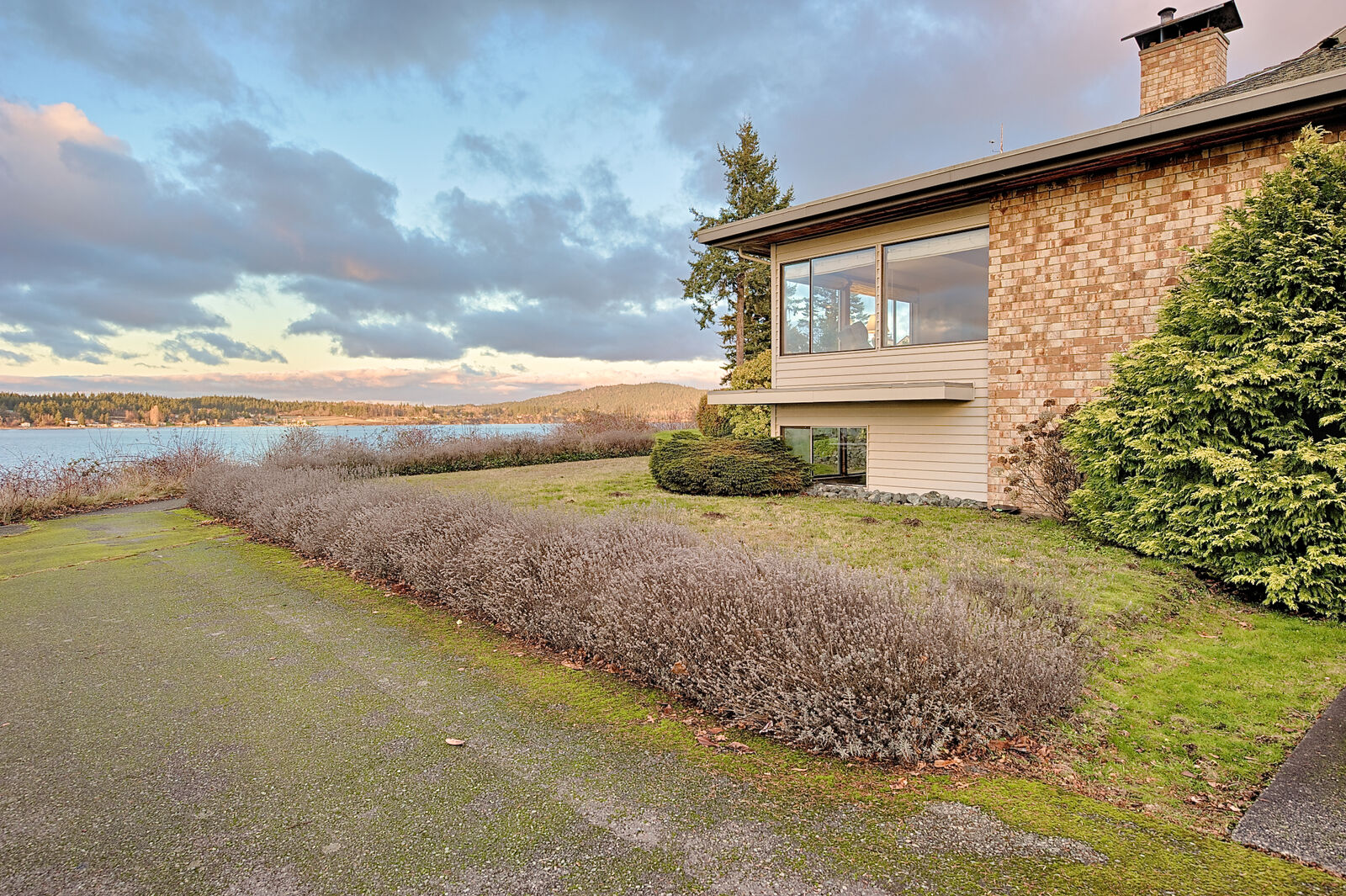Property Photo: 901 D Ave WA 98221